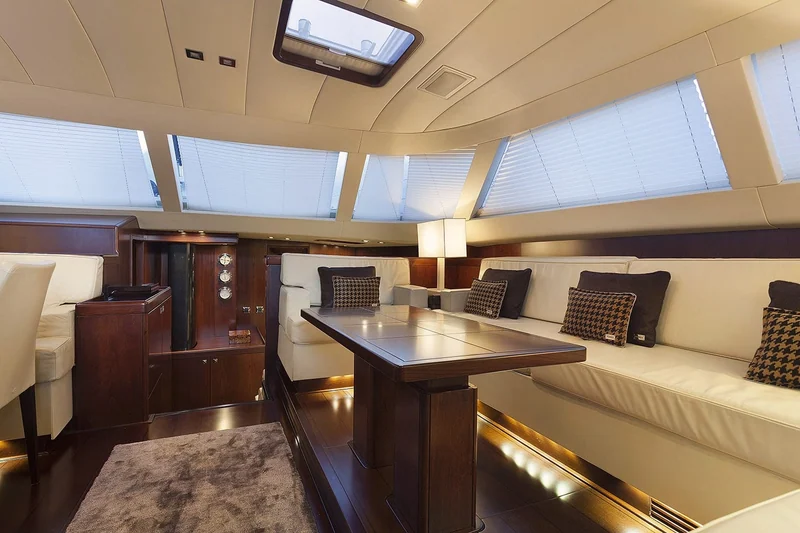 Divaneria e rivestimenti del salone di uno yacht