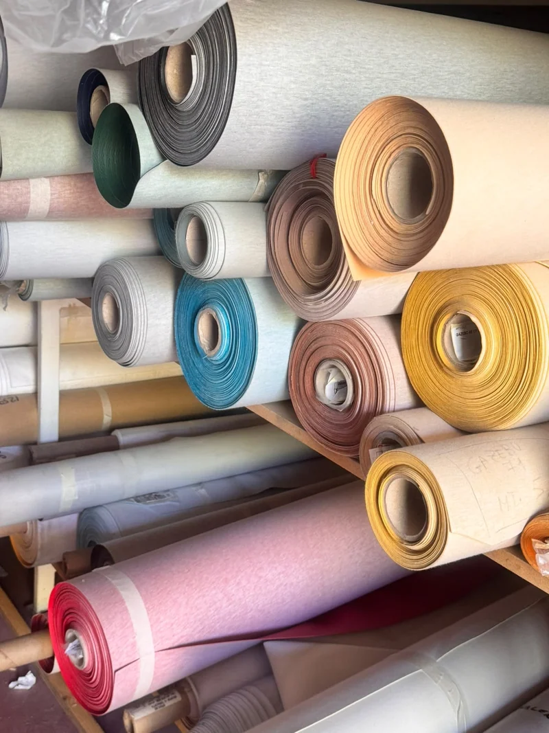 Rotoli di tessuti colorati