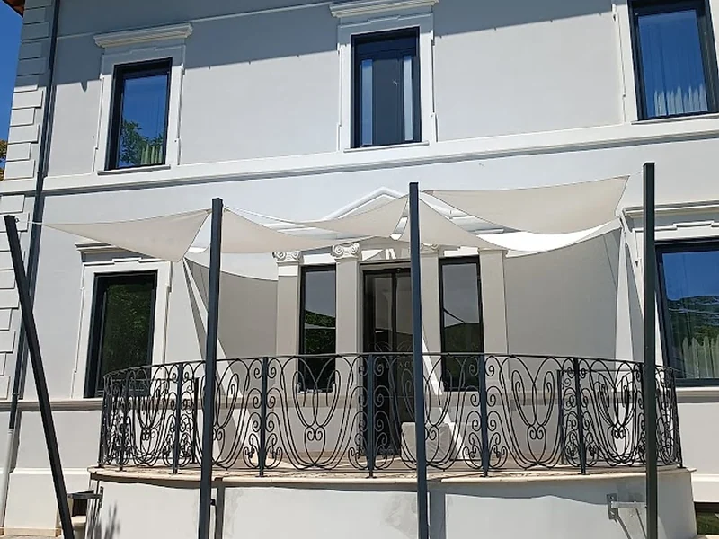 Vele ombreggianti su una terrazza