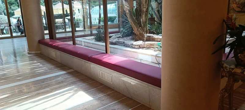 Seduta rossa nella galleria vetrata