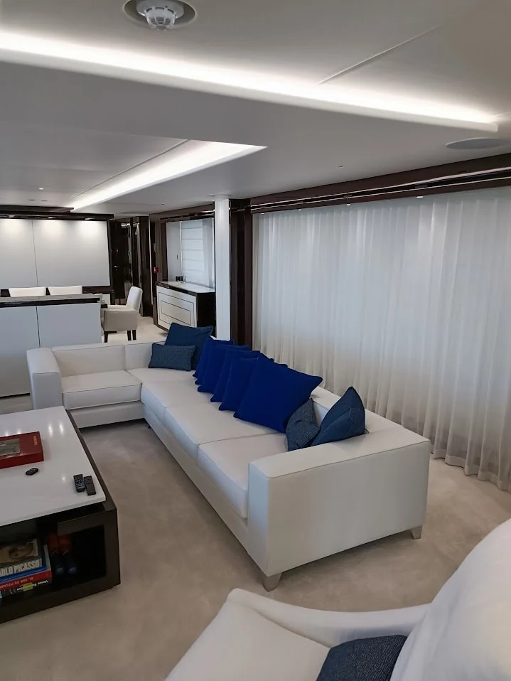 Divano chiaro nel salone nautico