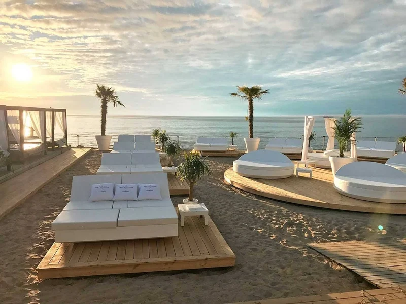 Prendisole imbottiti sulla spiaggia
