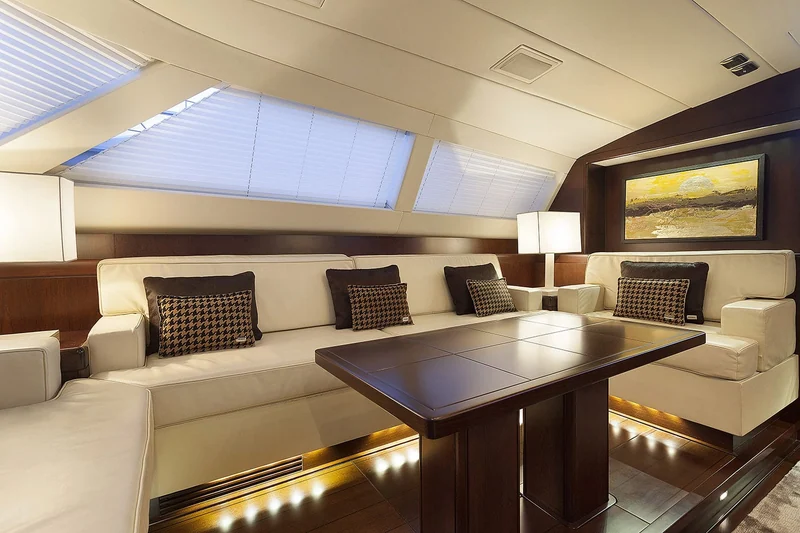 Dinette nautica con divani chiari