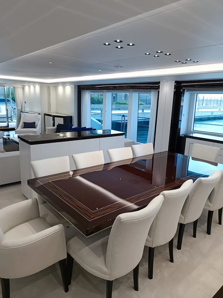 Sedute rivestite nella zona pranzo di uno yacht