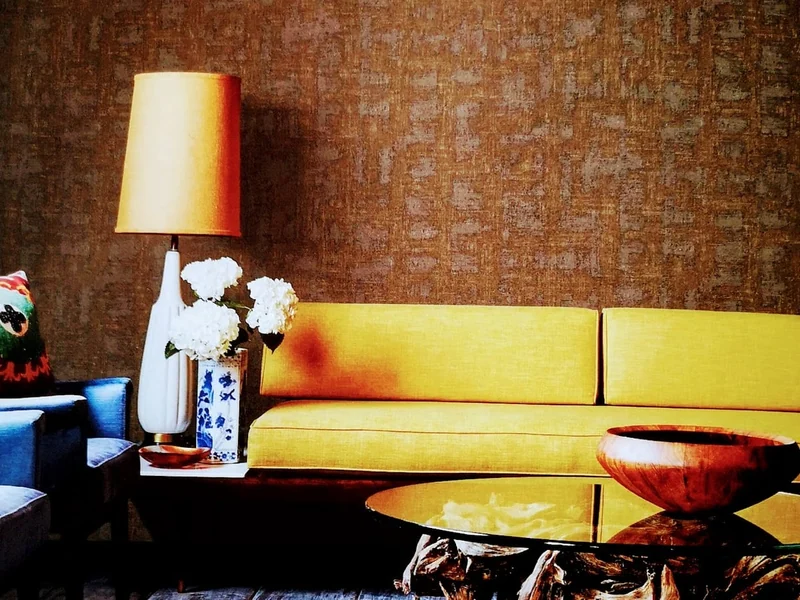 Parete decorata alle spalle di una seduta