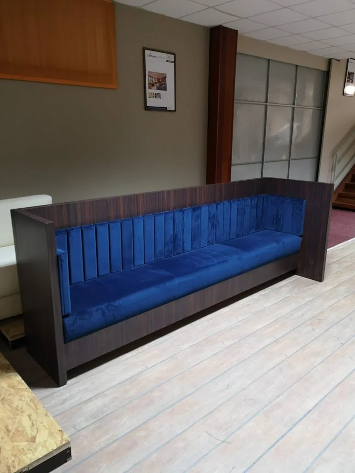Divano blu in interno