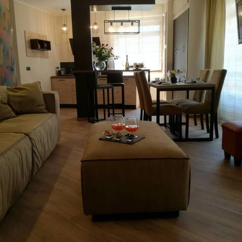 Divano e cuscini in un interno residenziale