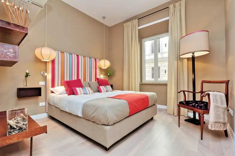Letto e testiera a fasce colorate