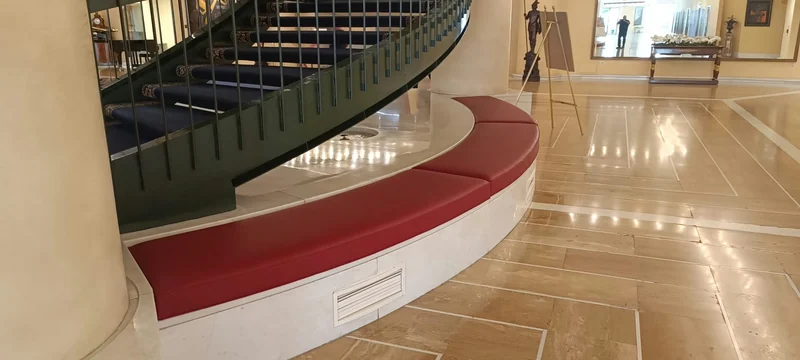 Seduta curva nel percorso della scala