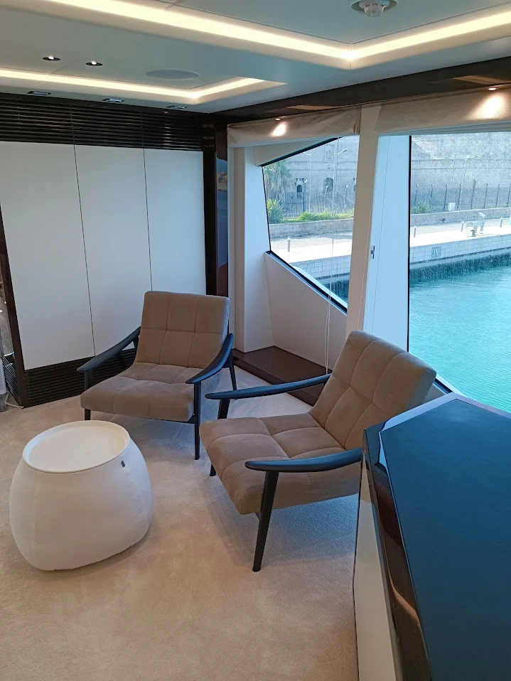 Poltrone e pouf negli interni di uno yacht