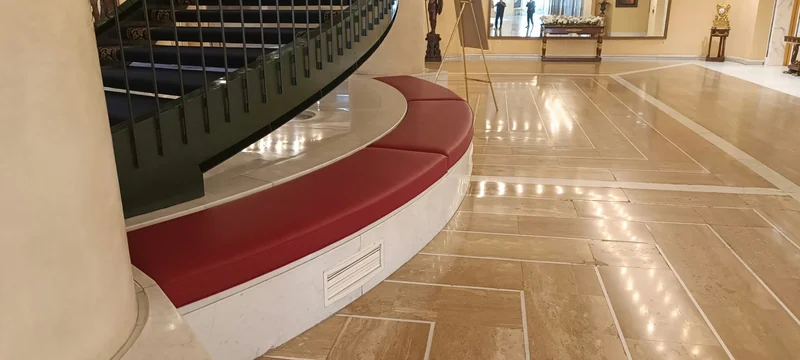 Seduta curva rossa alla base della scala