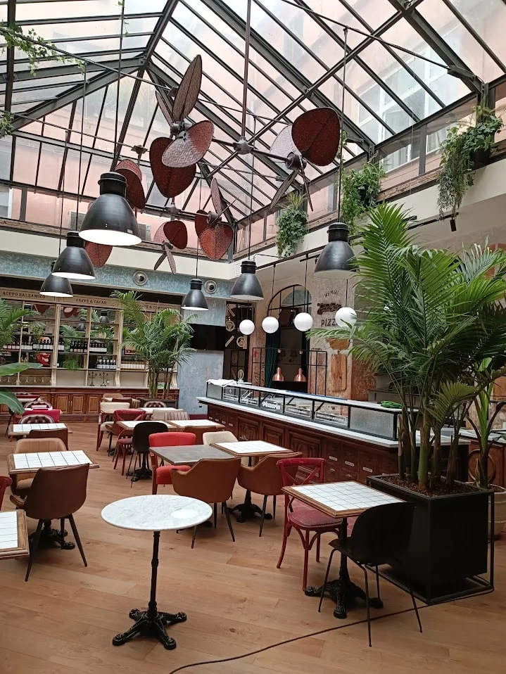 Tendaggi e sedute in una veranda ristorante